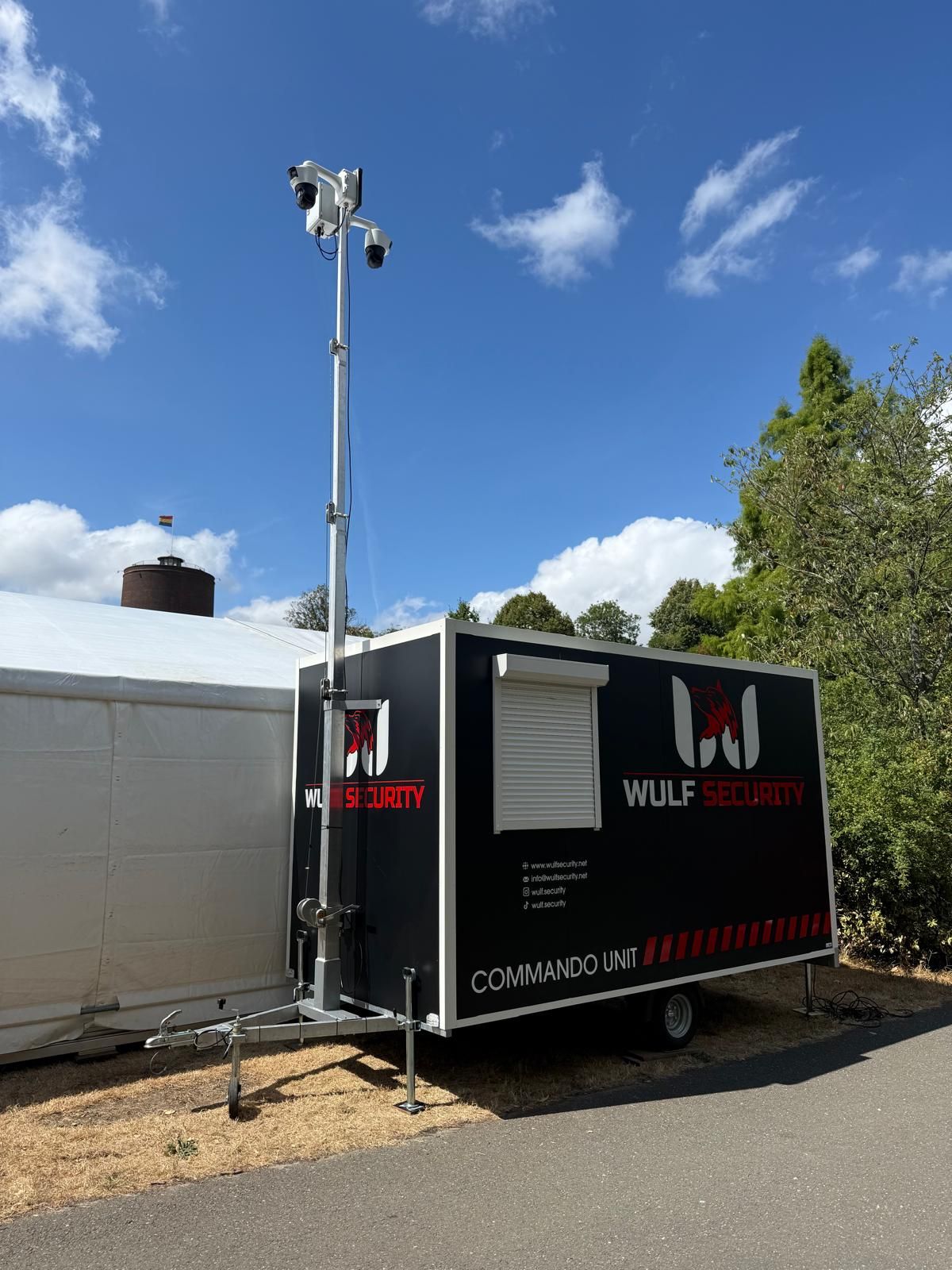 Aanhanger van Wulf Security met een uitgeschoven mobiele cameramast